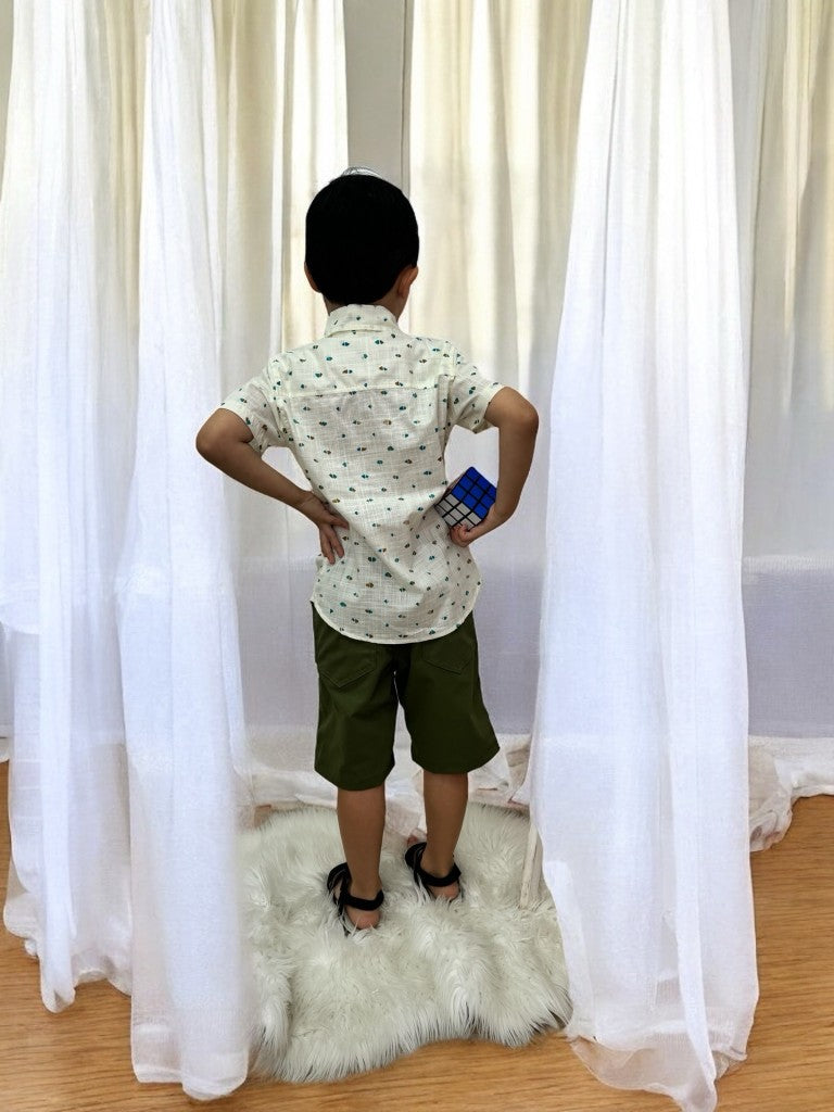 Conjunto Infantil Camisa Marfim e Bermuda Verde Musgo de Cordão