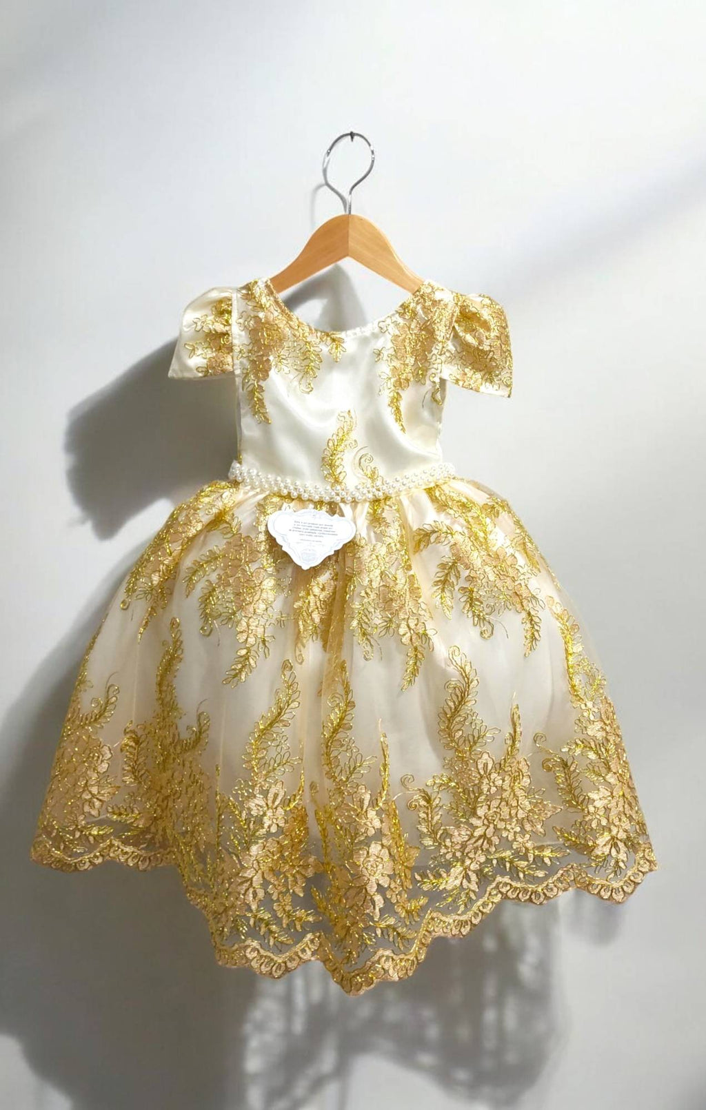 Vestido Infantil Rosa com Renda Dourada e Detalhes em Pérolas