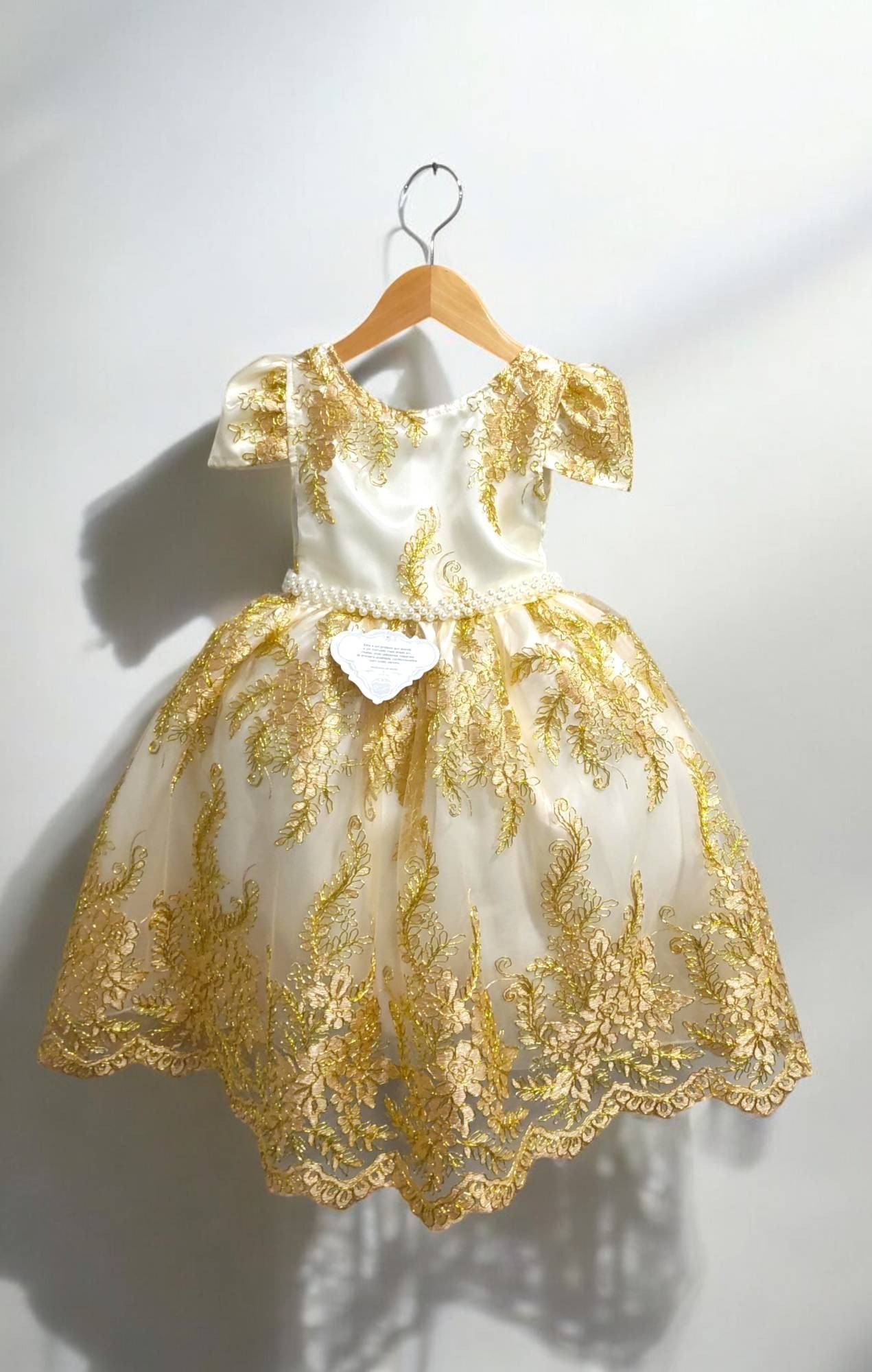 Vestido Infantil Rosa com Renda Dourada e Detalhes em Pérolas