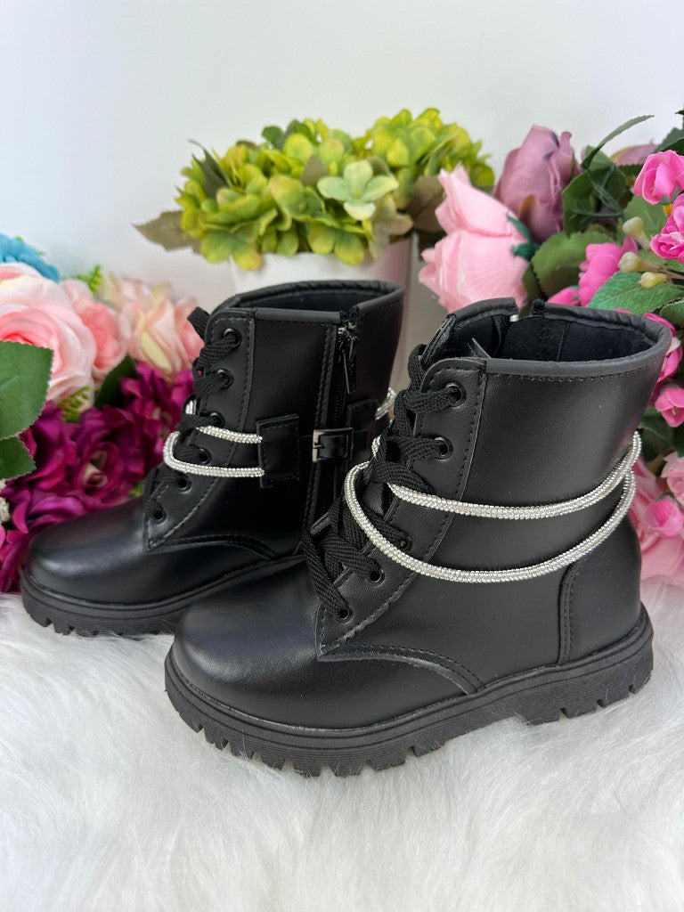Bota Coturno Preta com Sola Antiaderente e Detalhe em Strass Removível
