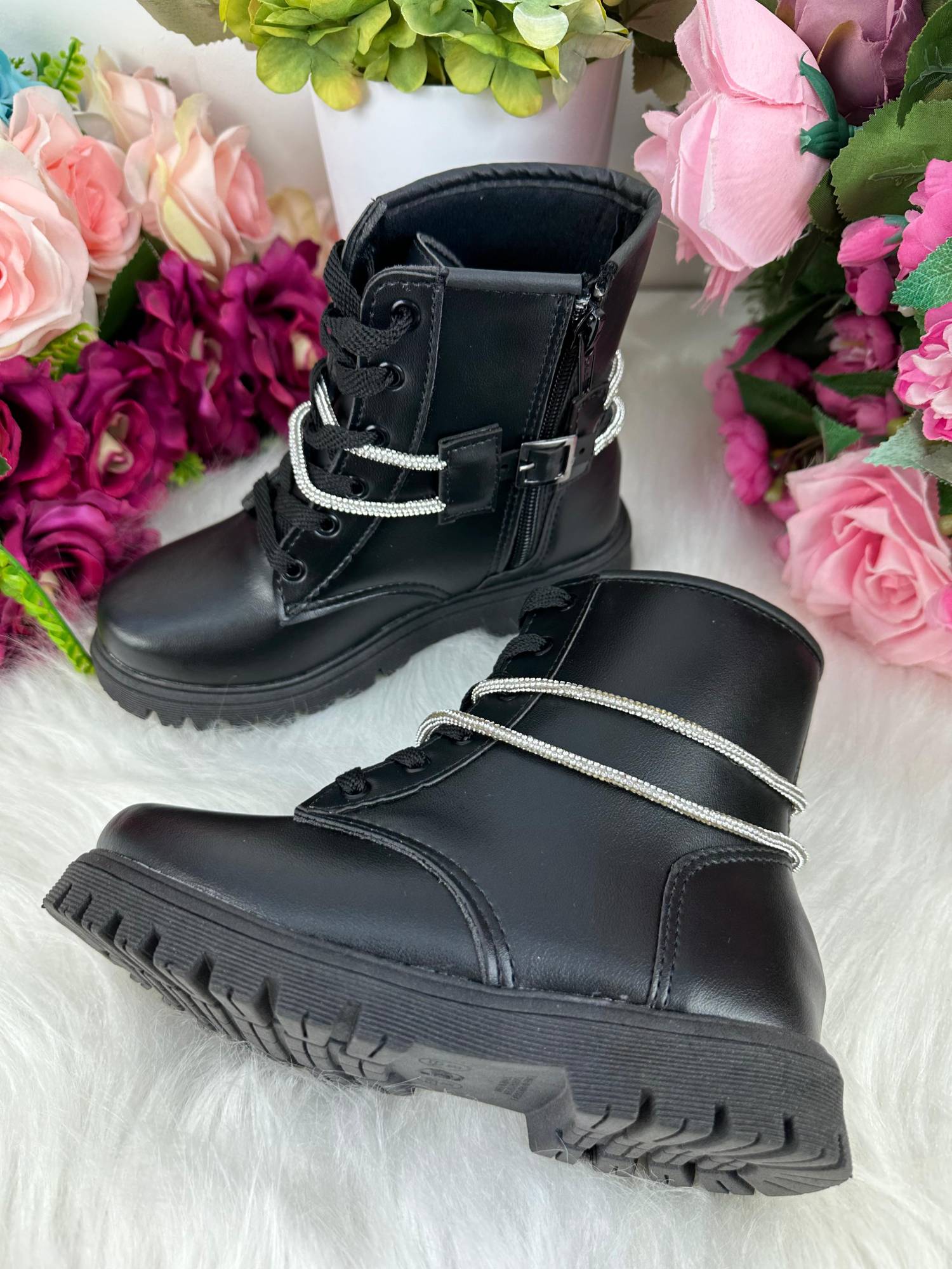 Bota Coturno Preta com Sola Antiaderente e Detalhe em Strass Removível