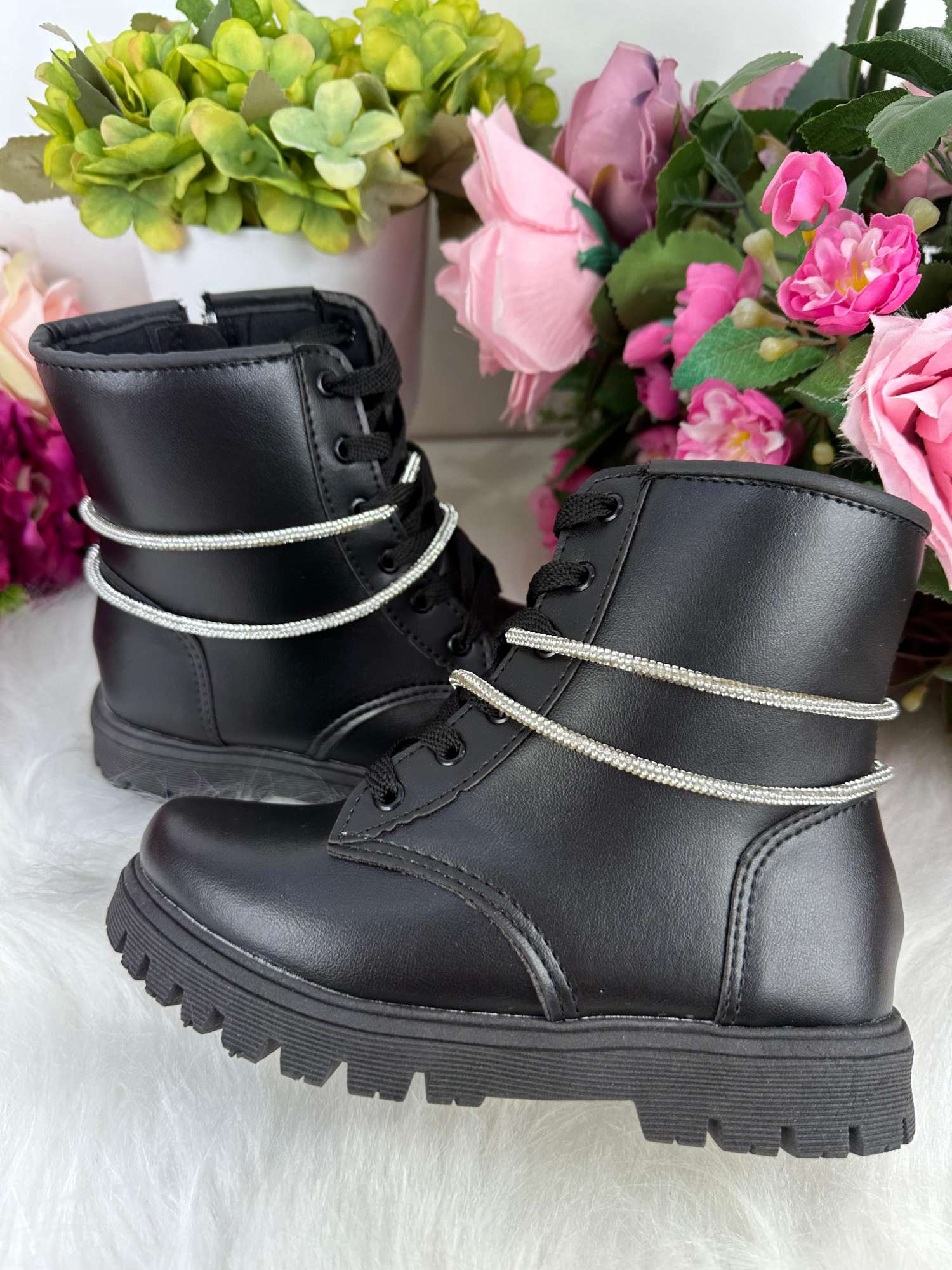 Bota Coturno Preta com Sola Antiaderente e Detalhe em Strass Removível