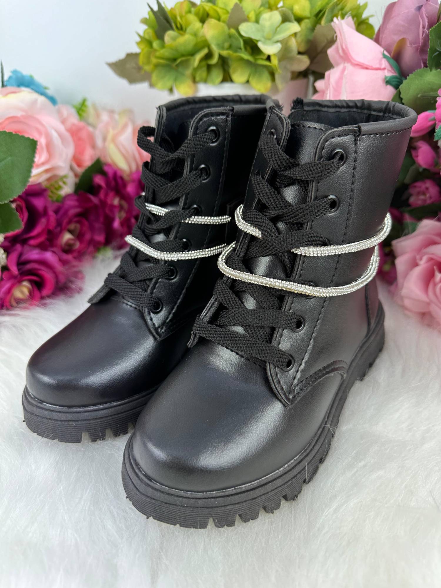 Bota Coturno Preta com Sola Antiaderente e Detalhe em Strass Removível