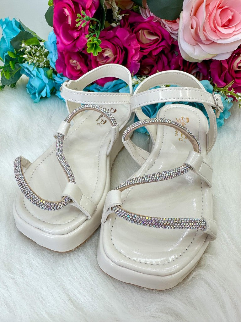 Sandália Antiderrapante em Verniz Off/Marfim com Detalhe em Strass para Meninas