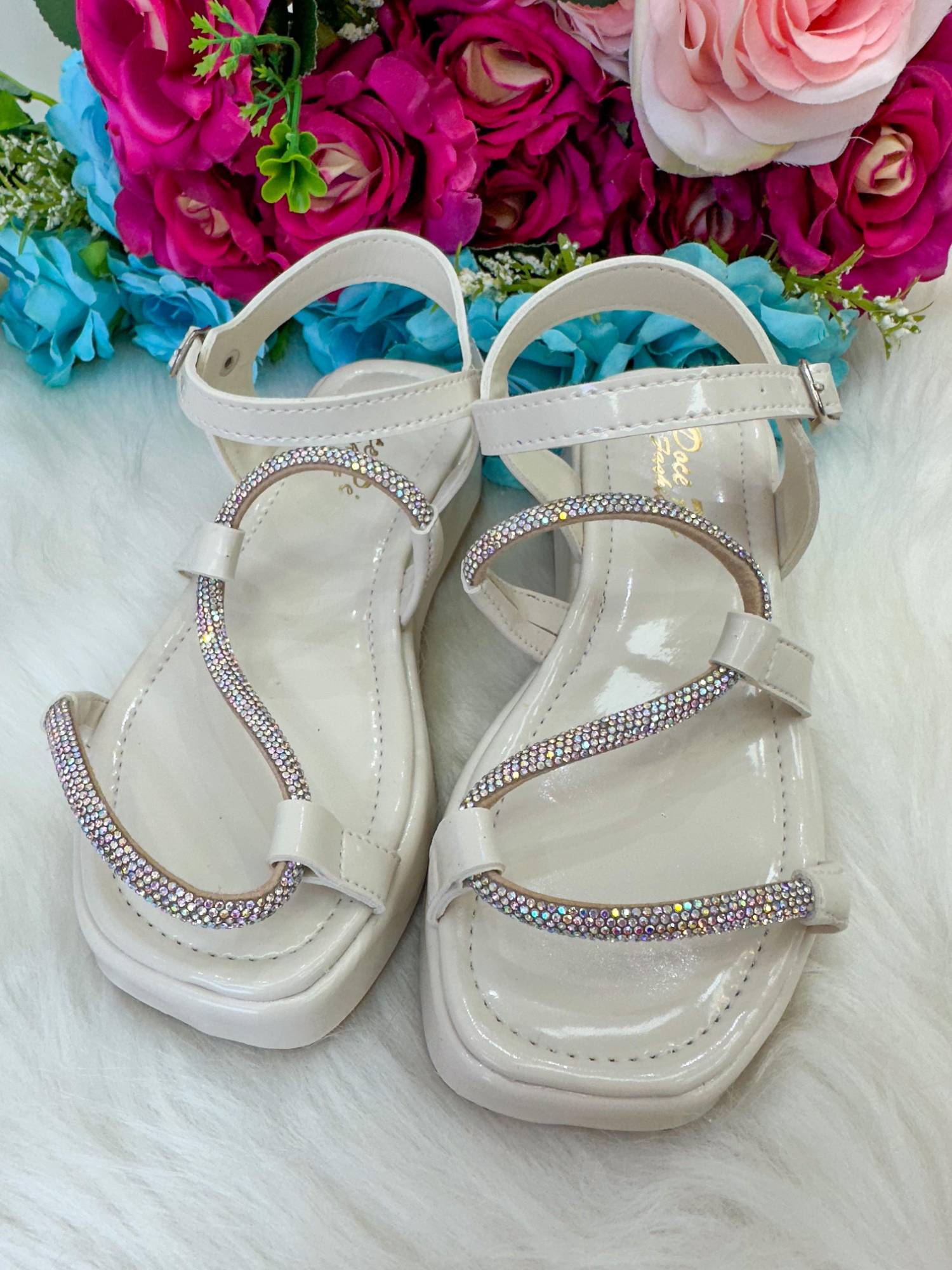 Sandália Antiderrapante em Verniz Off/Marfim com Detalhe em Strass para Meninas