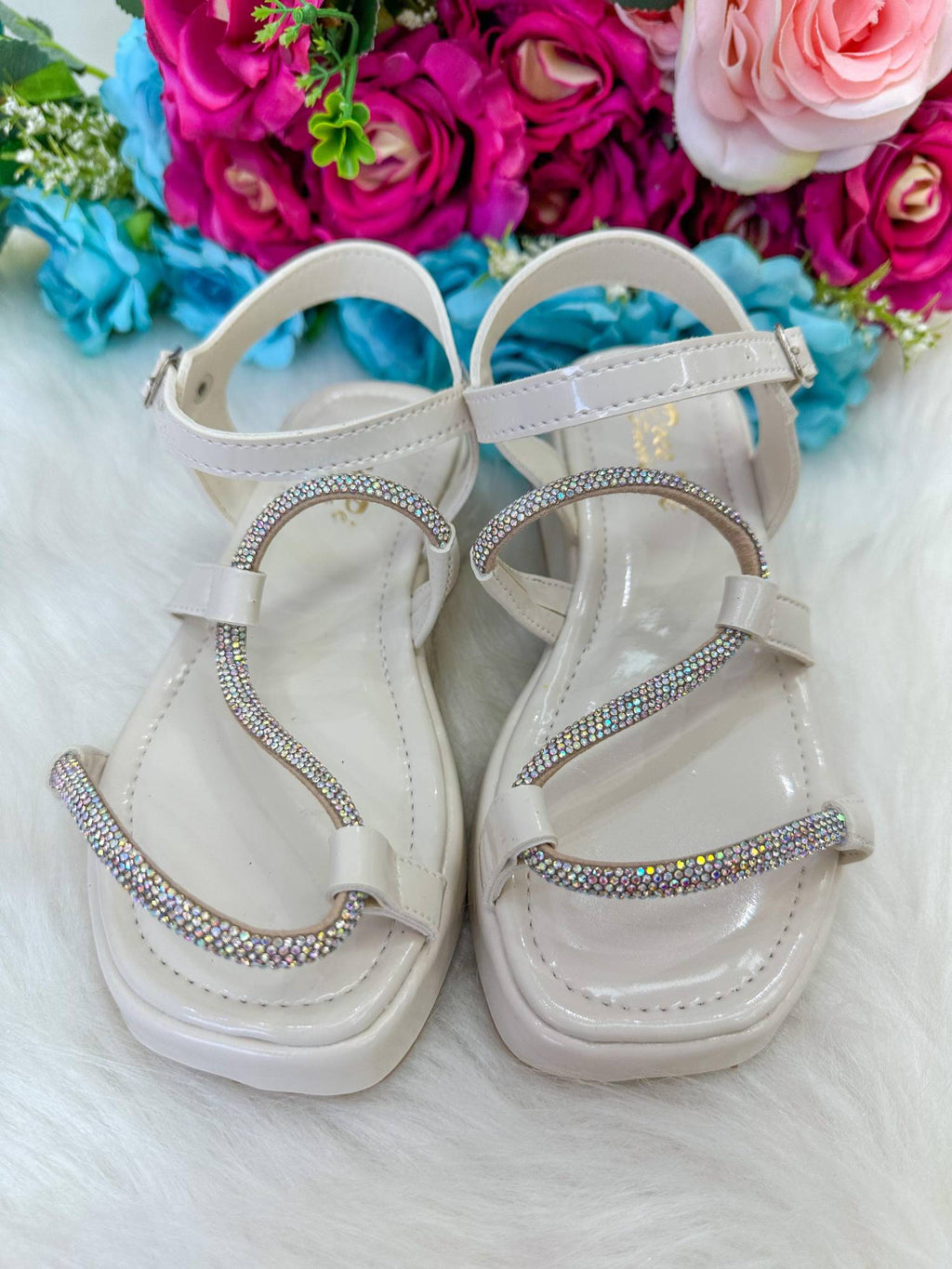Sandália Antiderrapante em Verniz Off/Marfim com Detalhe em Strass para Meninas
