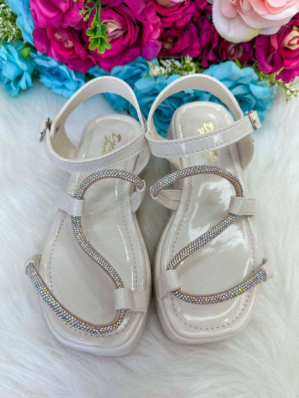 Sandália Antiderrapante em Verniz Off/Marfim com Detalhe em Strass para Meninas