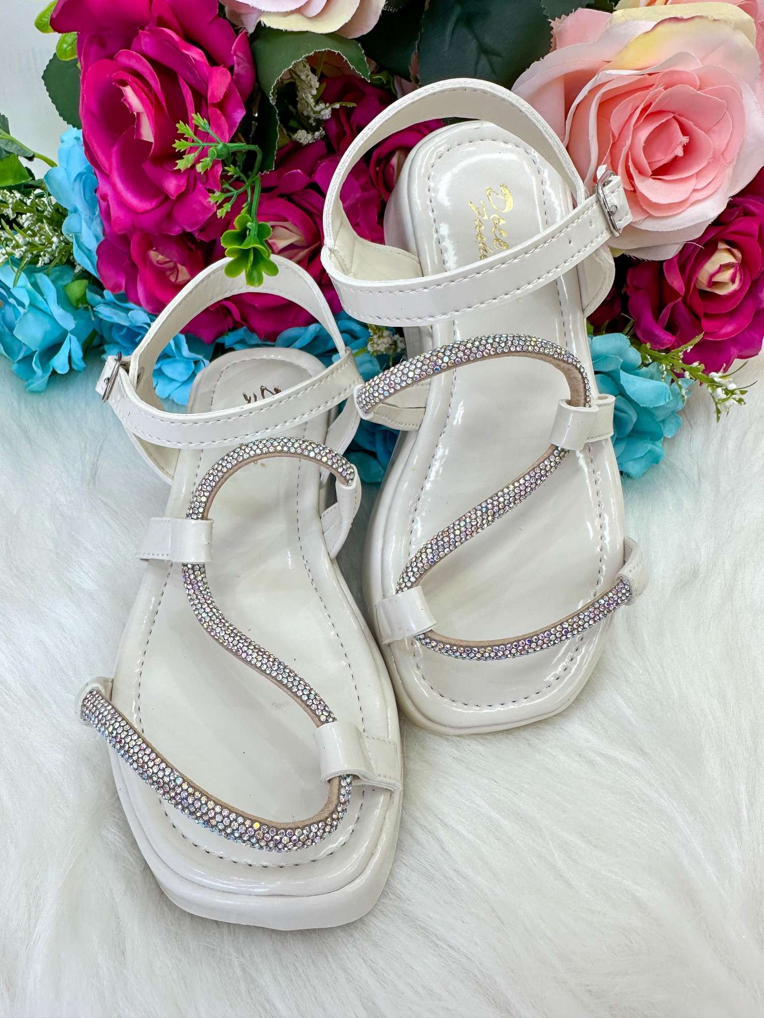 Sandália Antiderrapante em Verniz Off/Marfim com Detalhe em Strass para Meninas
