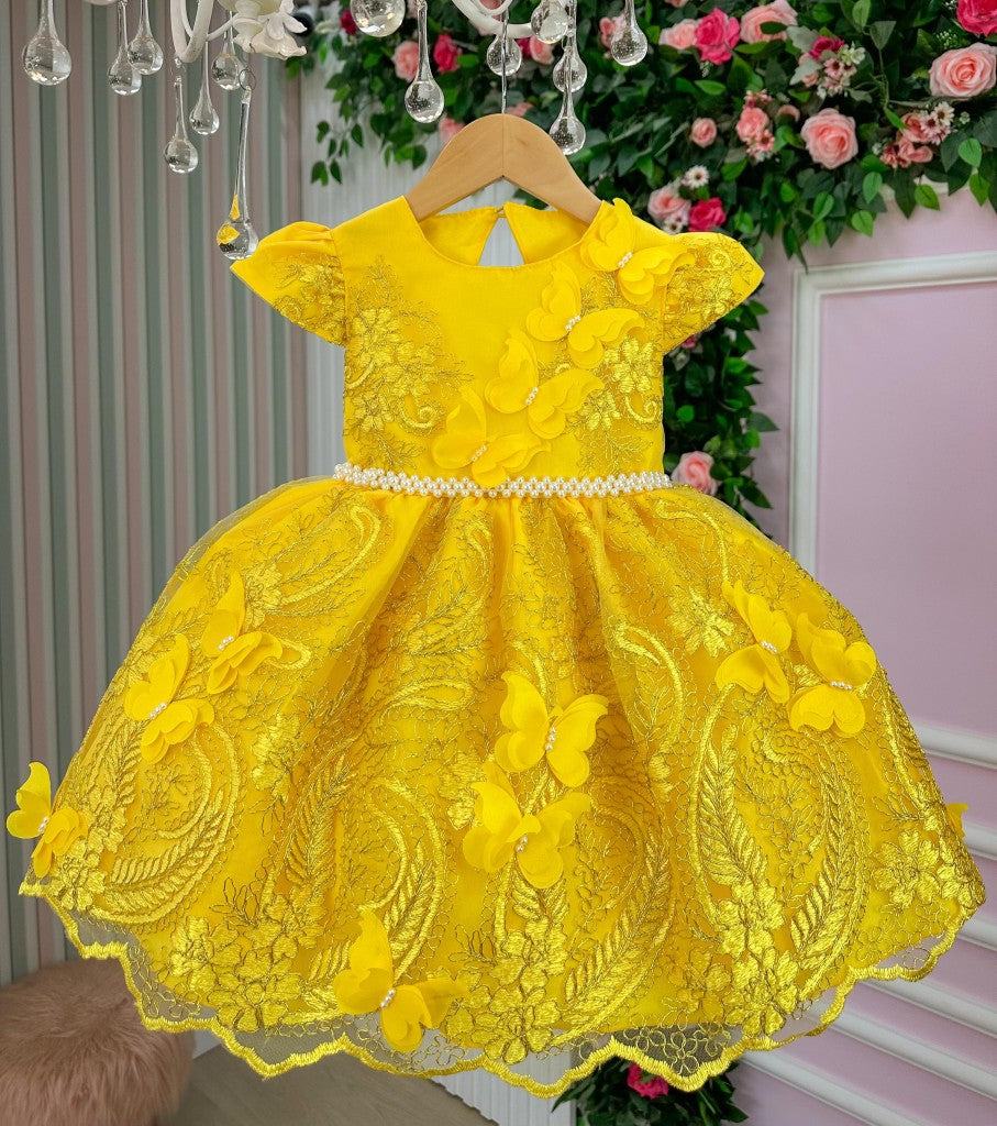 Vestido Amarelo Jardim Encantado em Tecido Misto com Apliques de Renda e Borboletas