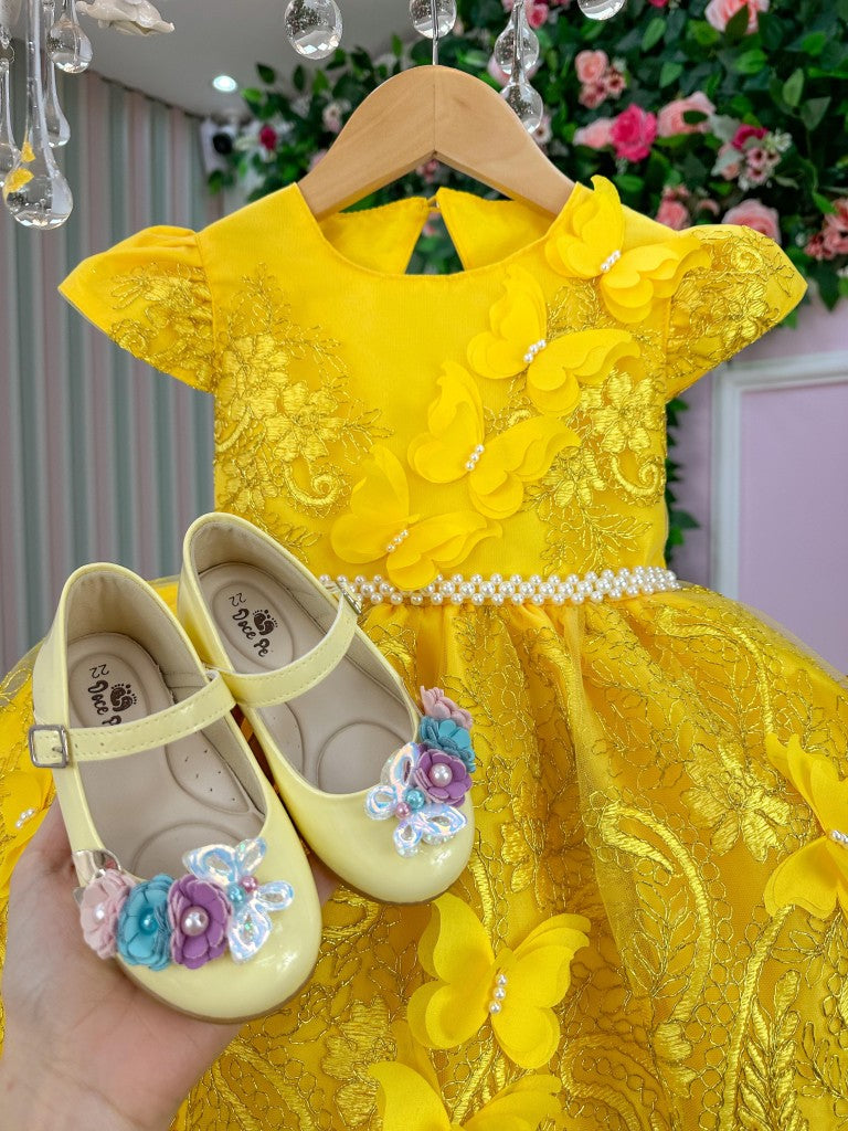 Vestido Amarelo Jardim Encantado em Tecido Misto com Apliques de Renda e Borboletas
