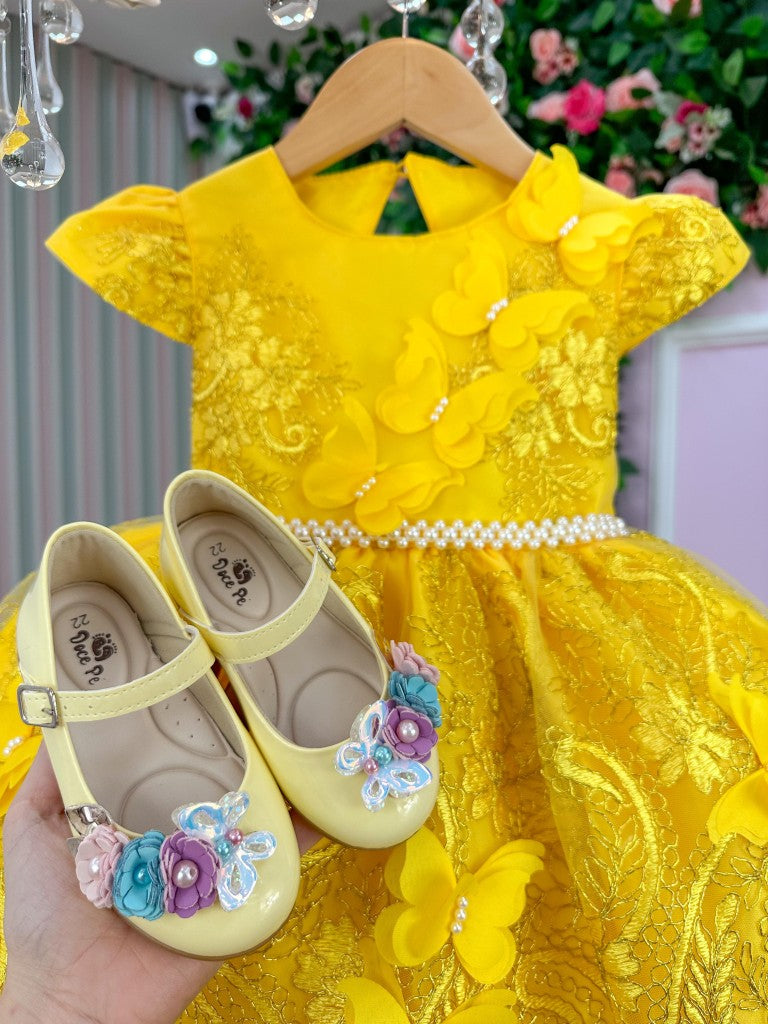 Vestido Amarelo Jardim Encantado em Tecido Misto com Apliques de Renda e Borboletas