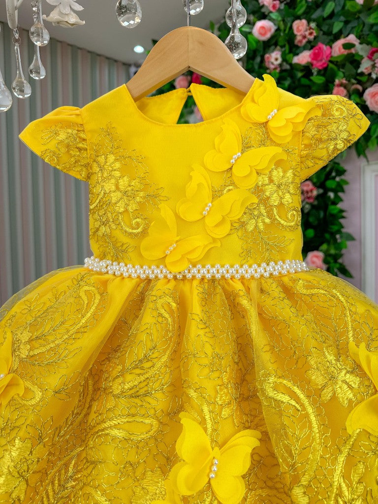 Vestido Amarelo Jardim Encantado em Tecido Misto com Apliques de Renda e Borboletas