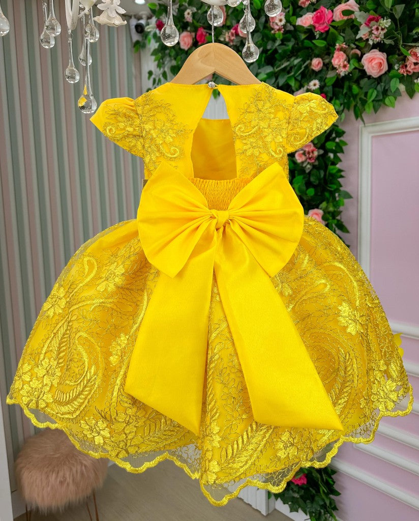 Vestido Amarelo Jardim Encantado em Tecido Misto com Apliques de Renda e Borboletas