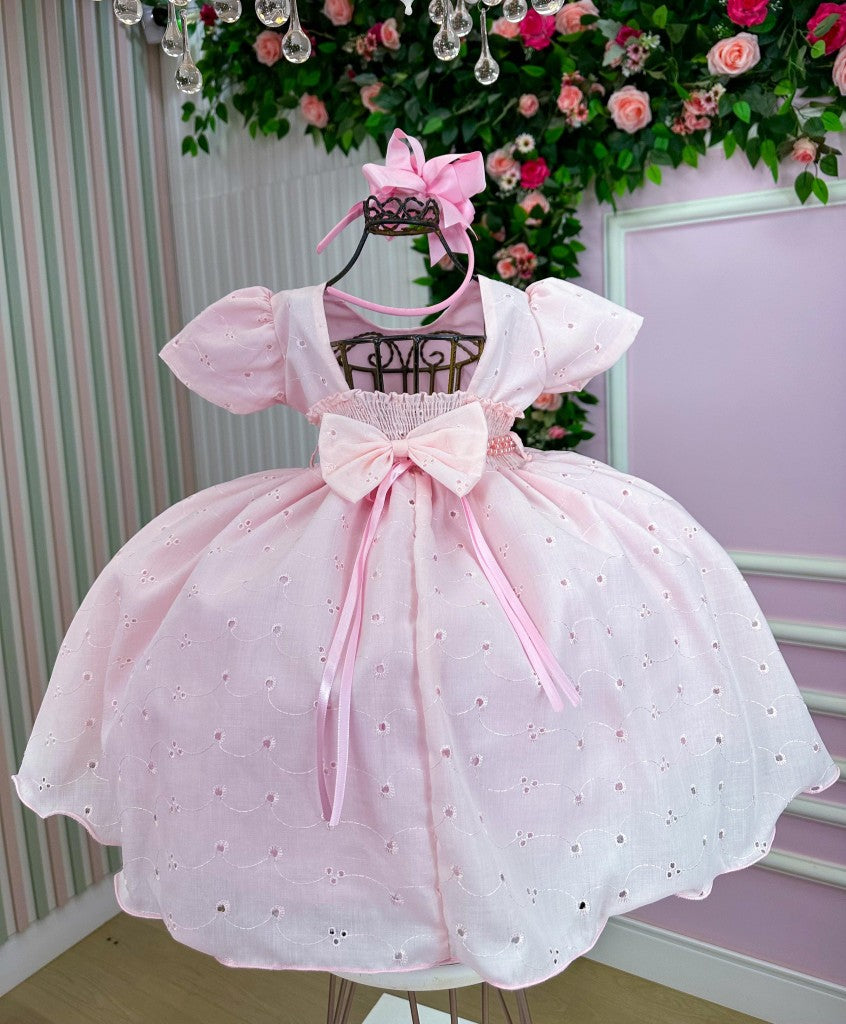 Vestido Rosa Bebê em Tecido Lese com Laço e Gola Redonda