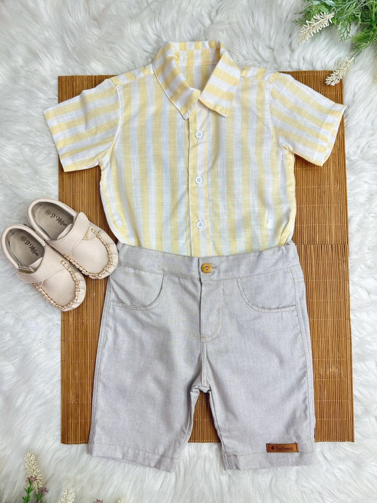 Camisa Listrada Amarela e Bermuda Bege para Meninos Casual