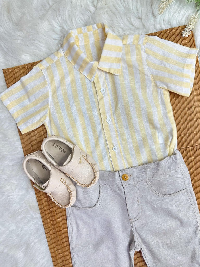 Camisa Listrada Amarela e Bermuda Bege para Meninos Casual