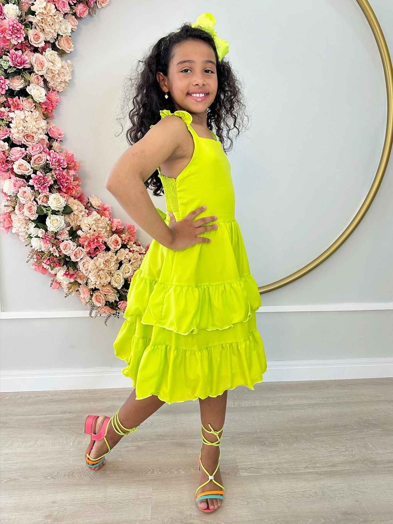 Vestido Infantil Verde Neon em Crepe com Saia de Babado para o Verão