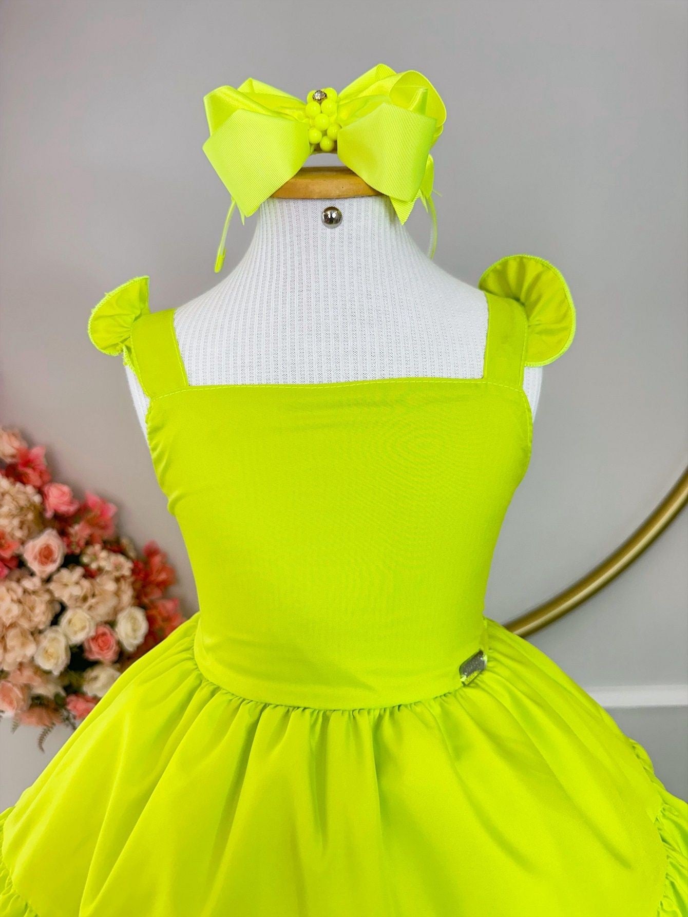 Vestido Infantil Verde Neon em Crepe com Saia de Babado para o Verão