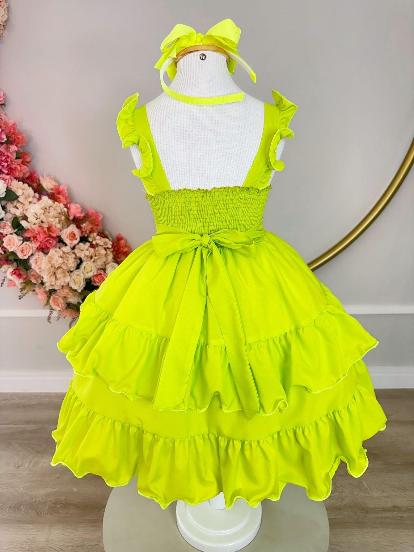 Vestido Infantil Verde Neon em Crepe com Saia de Babado para o Verão