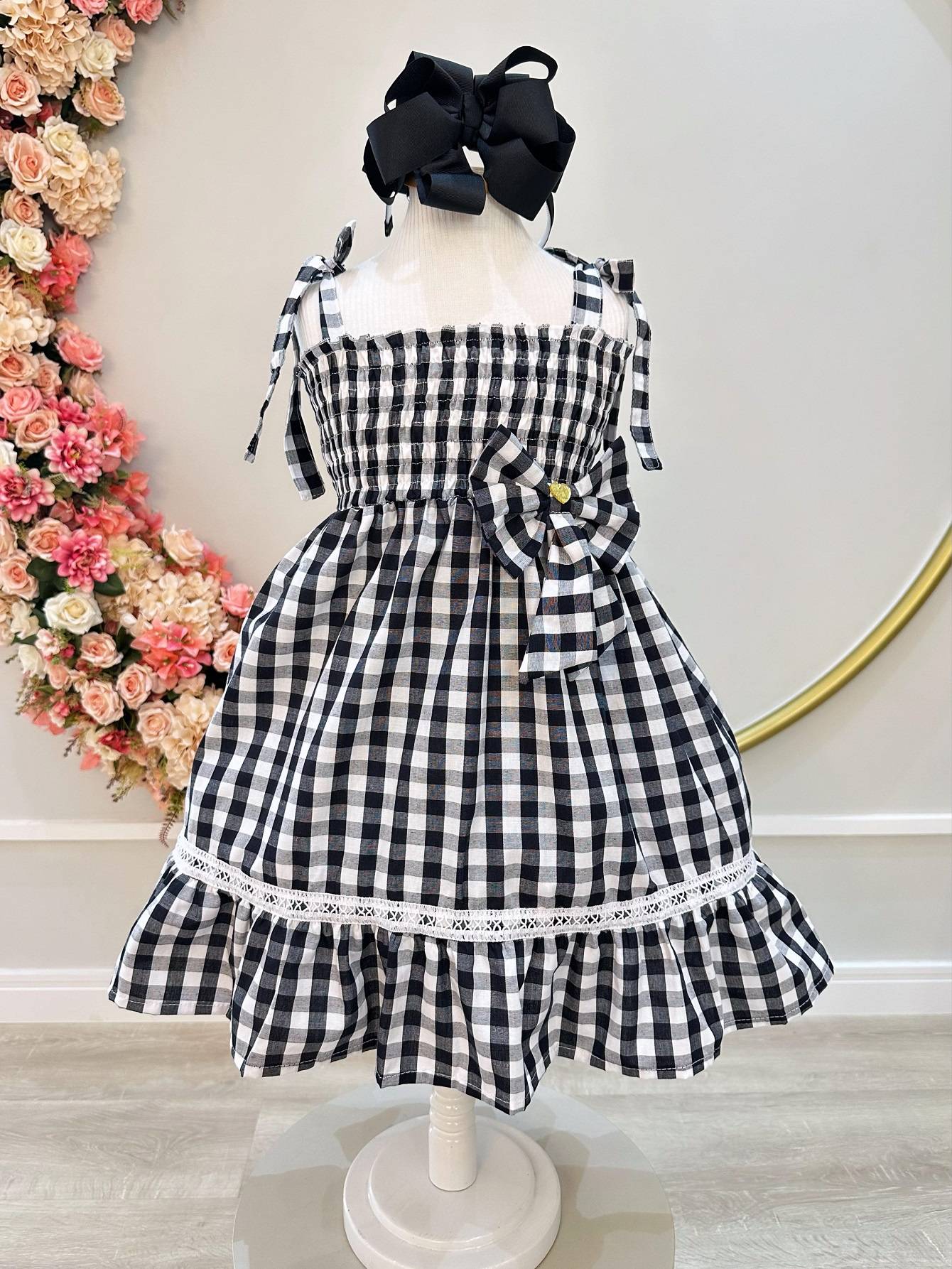 Vestido Infantil Xadrez Preto com Alças e Broche Casual
