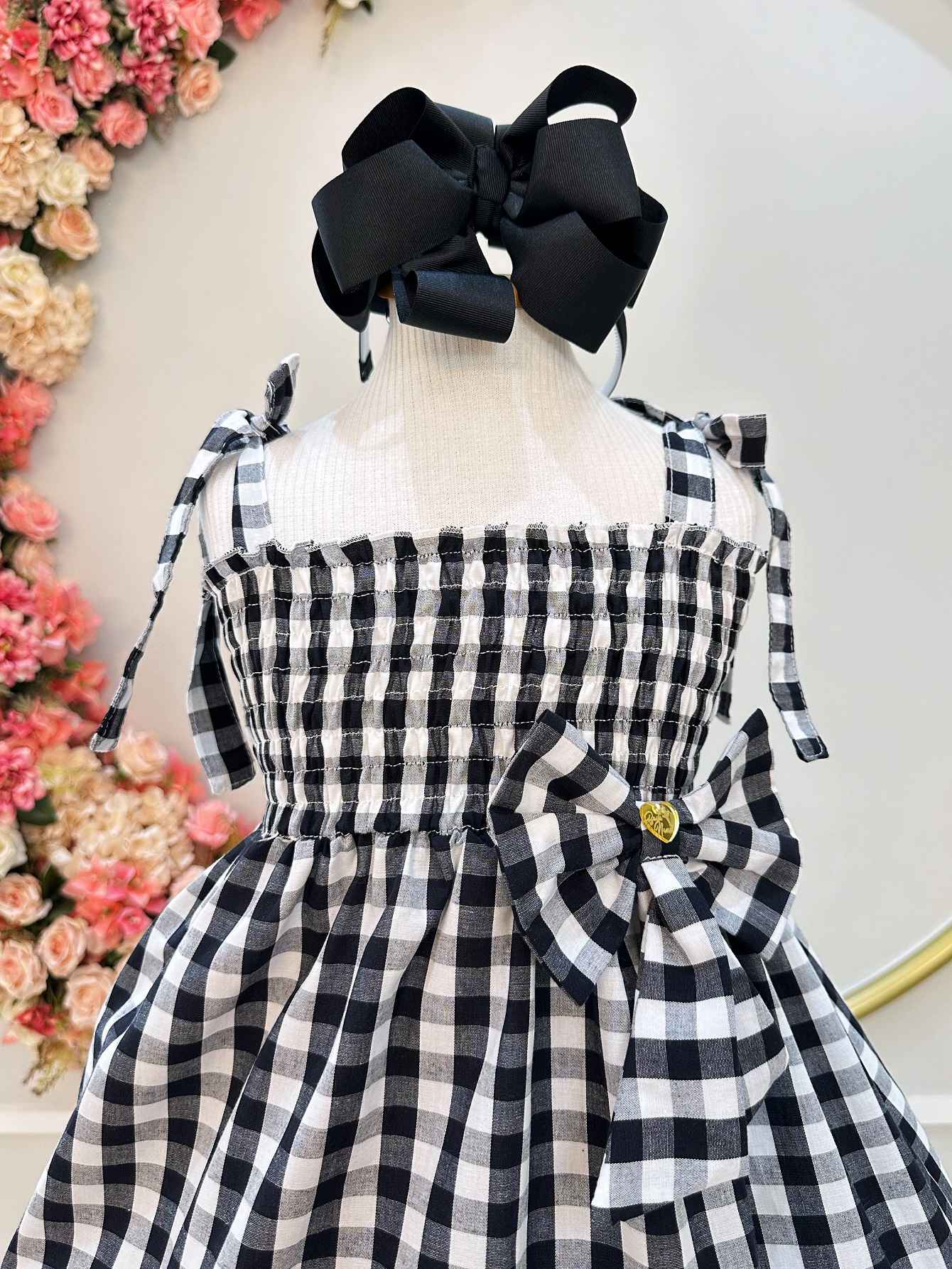 Vestido Infantil Xadrez Preto com Alças e Broche Casual