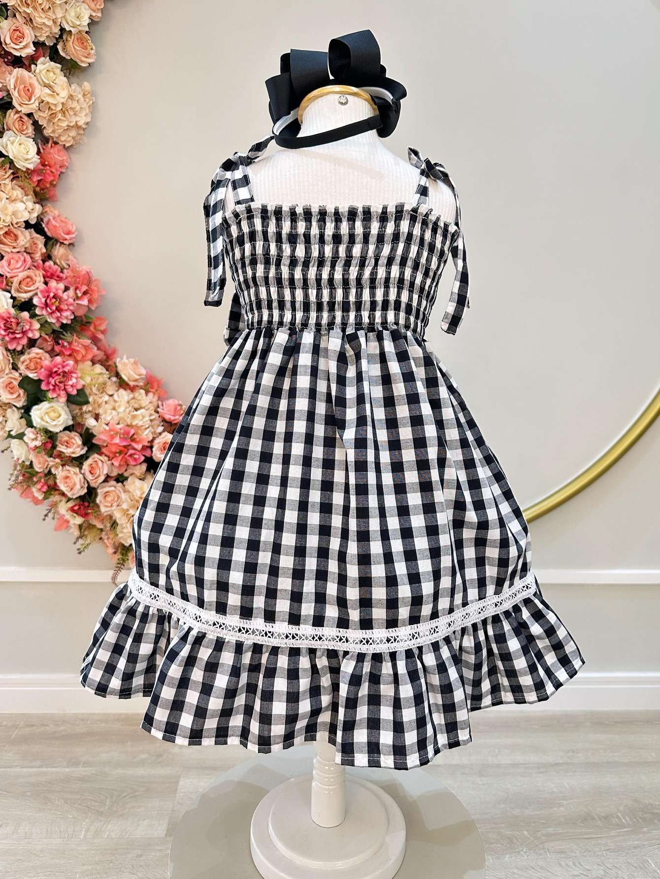 Vestido Infantil Xadrez Preto com Alças e Broche Casual