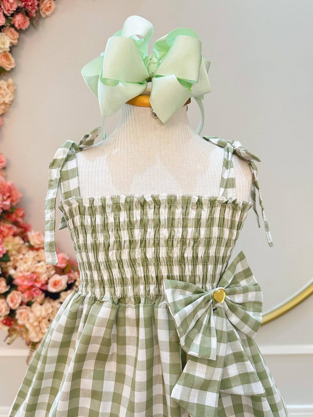 Vestido Infantil Xadrez Verde Claro com Broche para Uso Casual
