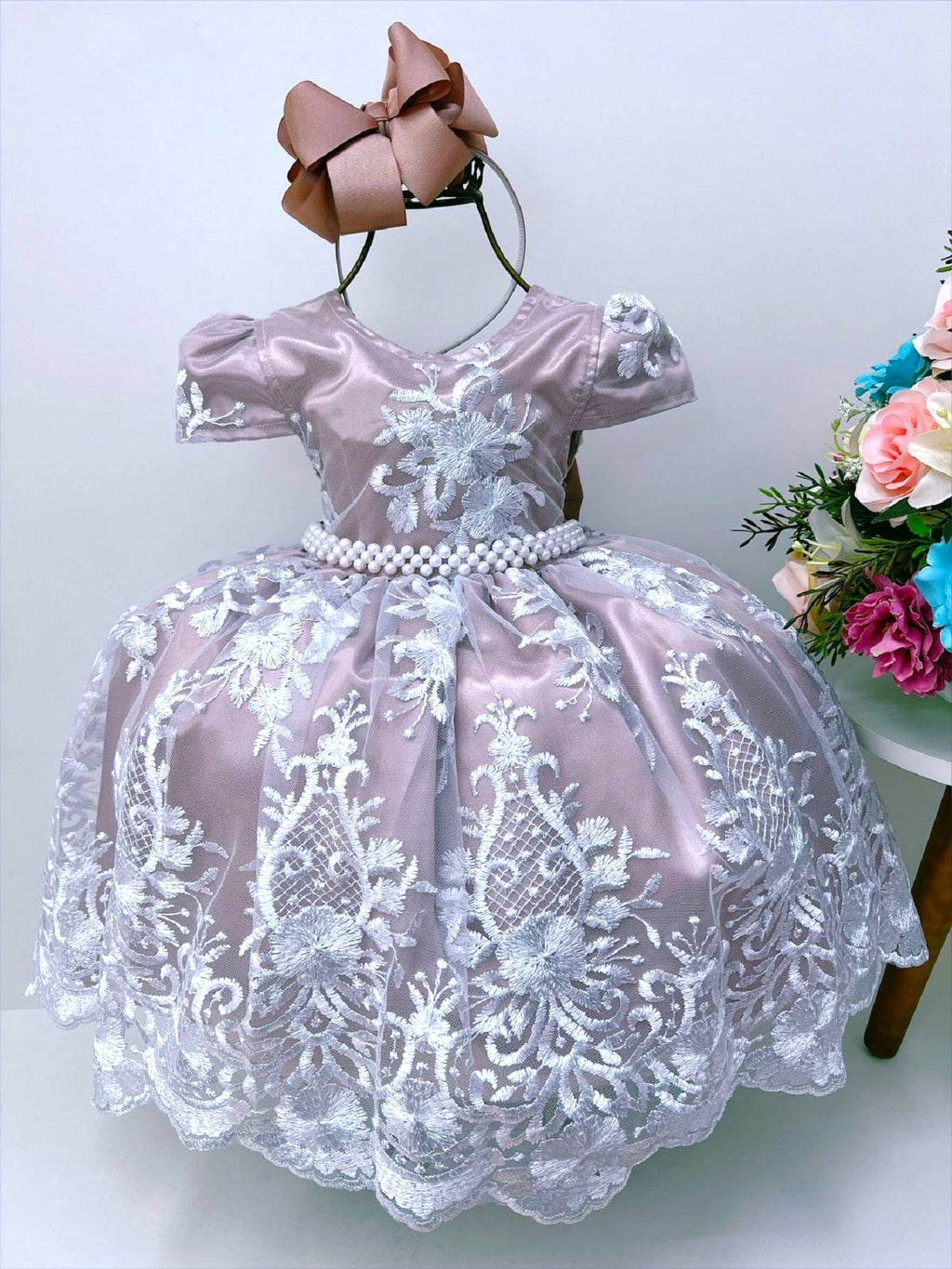 Vestido Infantil Nude com Renda Branca e Cinto de Pérolas