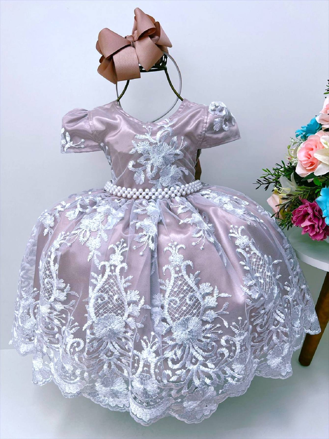 Vestido Infantil Nude com Renda Branca e Cinto de Pérolas