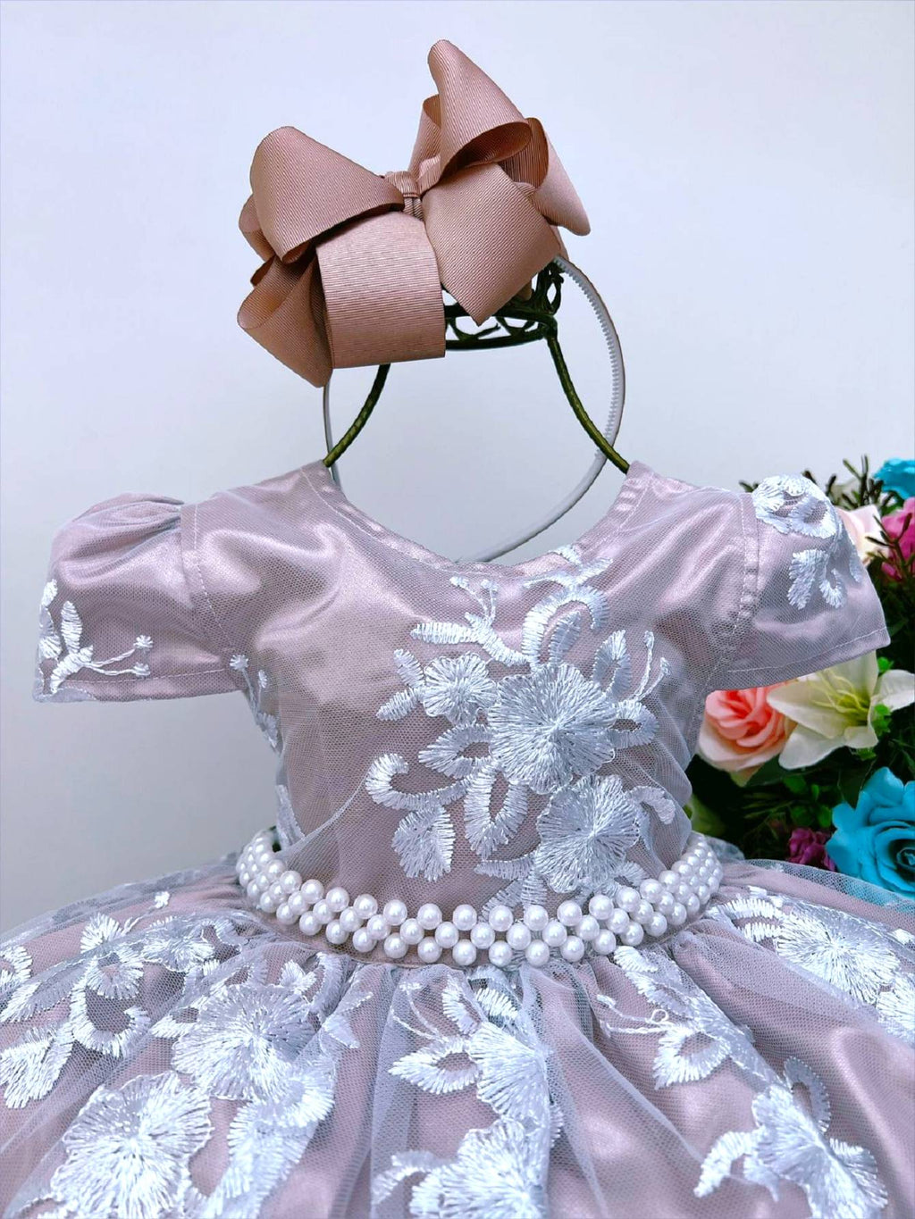 Vestido Infantil Nude com Renda Branca e Cinto de Pérolas