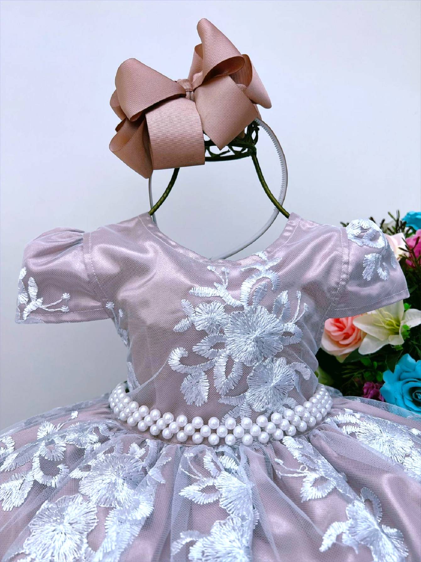 Vestido Infantil Nude com Renda Branca e Cinto de Pérolas