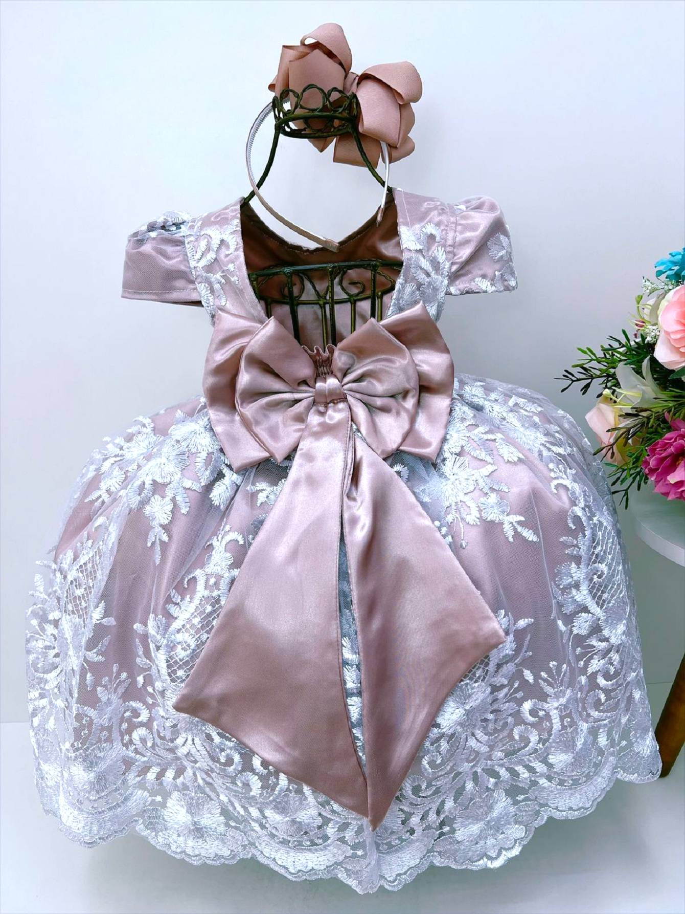 Vestido Infantil Nude com Renda Branca e Cinto de Pérolas