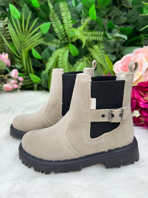 Bota Off Branca com Sola Antiaderente e Detalhes em Strass para Meninas