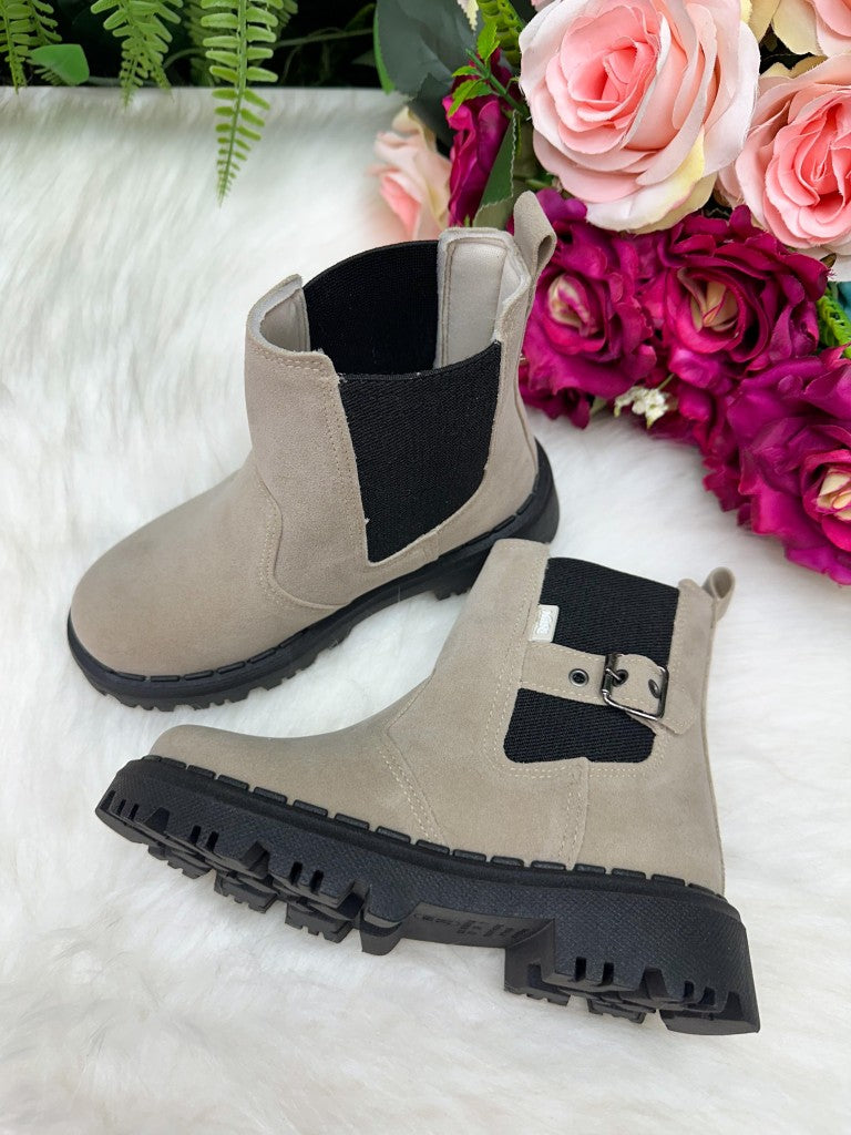 Bota Off Branca com Sola Antiaderente e Detalhes em Strass para Meninas