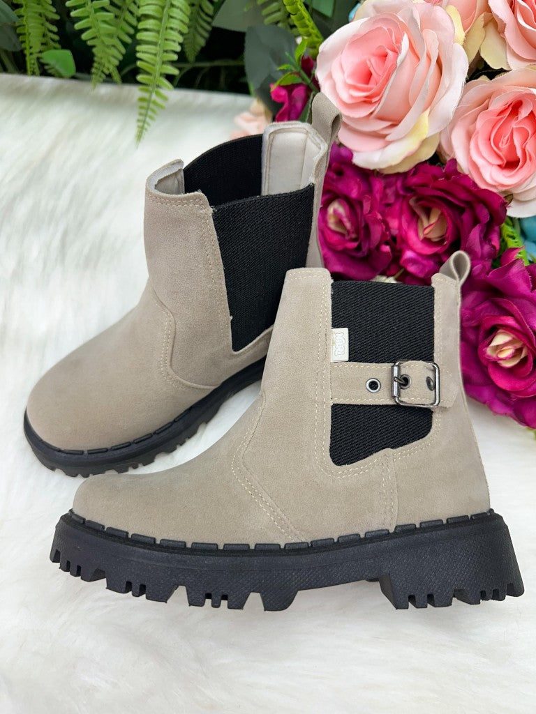 Bota Off Branca com Sola Antiaderente e Detalhes em Strass para Meninas