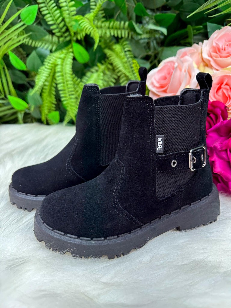 Bota Infantil Preta com Sola Antiaderente e Detalhes em Strass