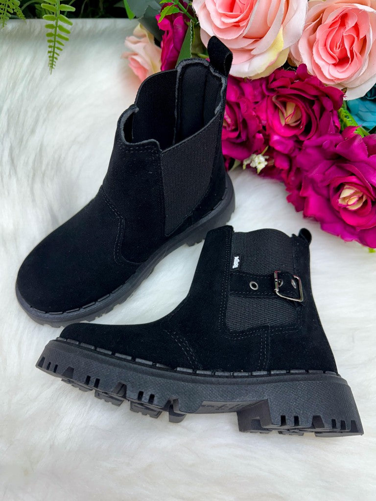 Bota Infantil Preta com Sola Antiaderente e Detalhes em Strass
