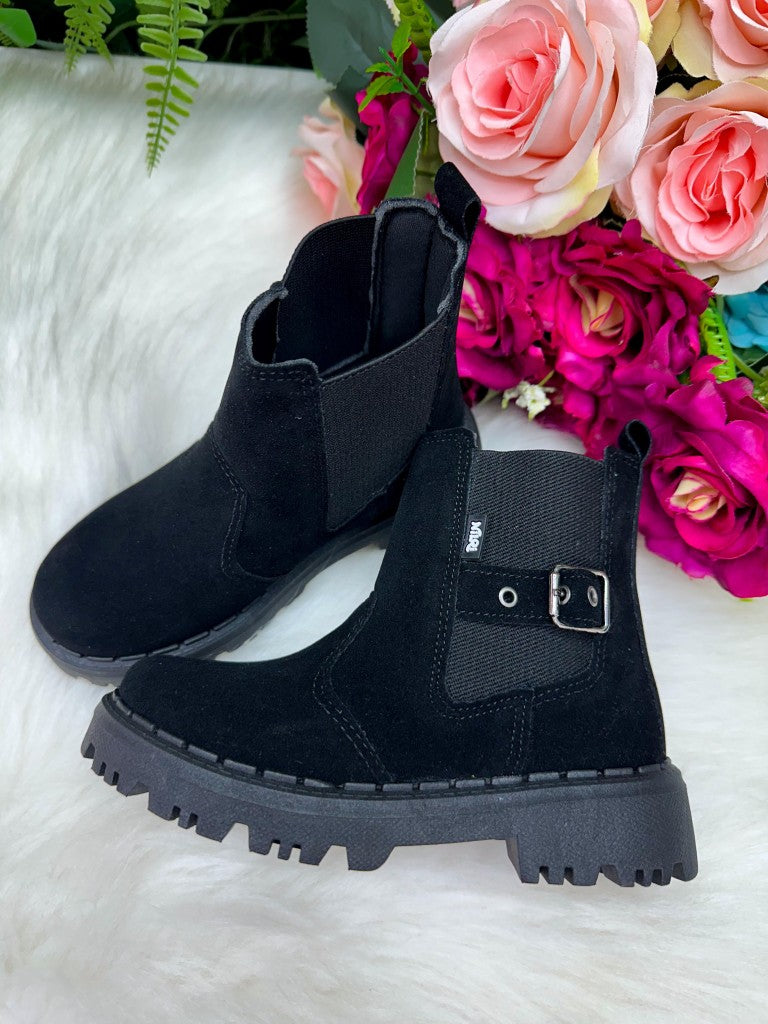 Bota Infantil Preta com Sola Antiaderente e Detalhes em Strass
