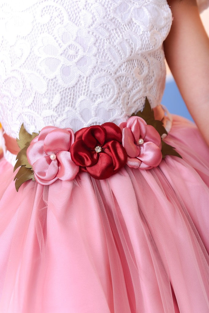 Vestido Infantil Off White com Saia Rosa, Renda e Broche de Flor