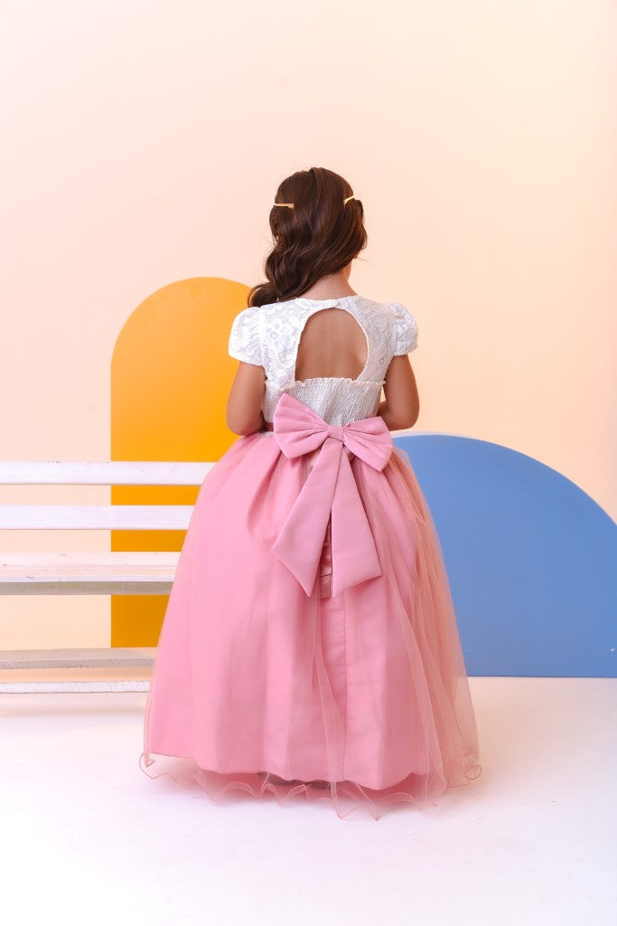Vestido Infantil Off White com Saia Rosa, Renda e Broche de Flor