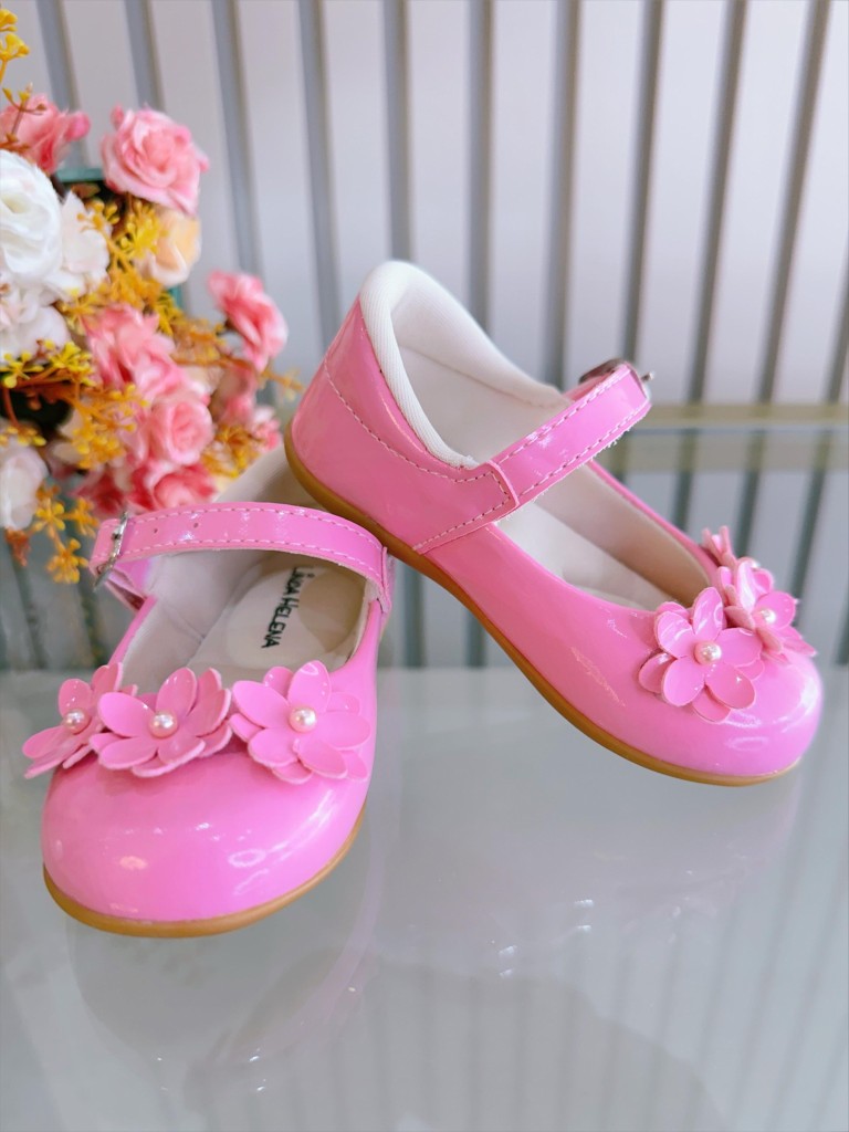 Sapatinho de Verniz Rosa Chiclete com Aplique de Florzinhas para Batizado