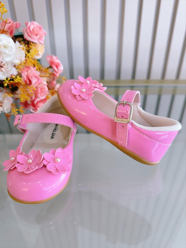 Sapatinho de Verniz Rosa Chiclete com Aplique de Florzinhas para Batizado