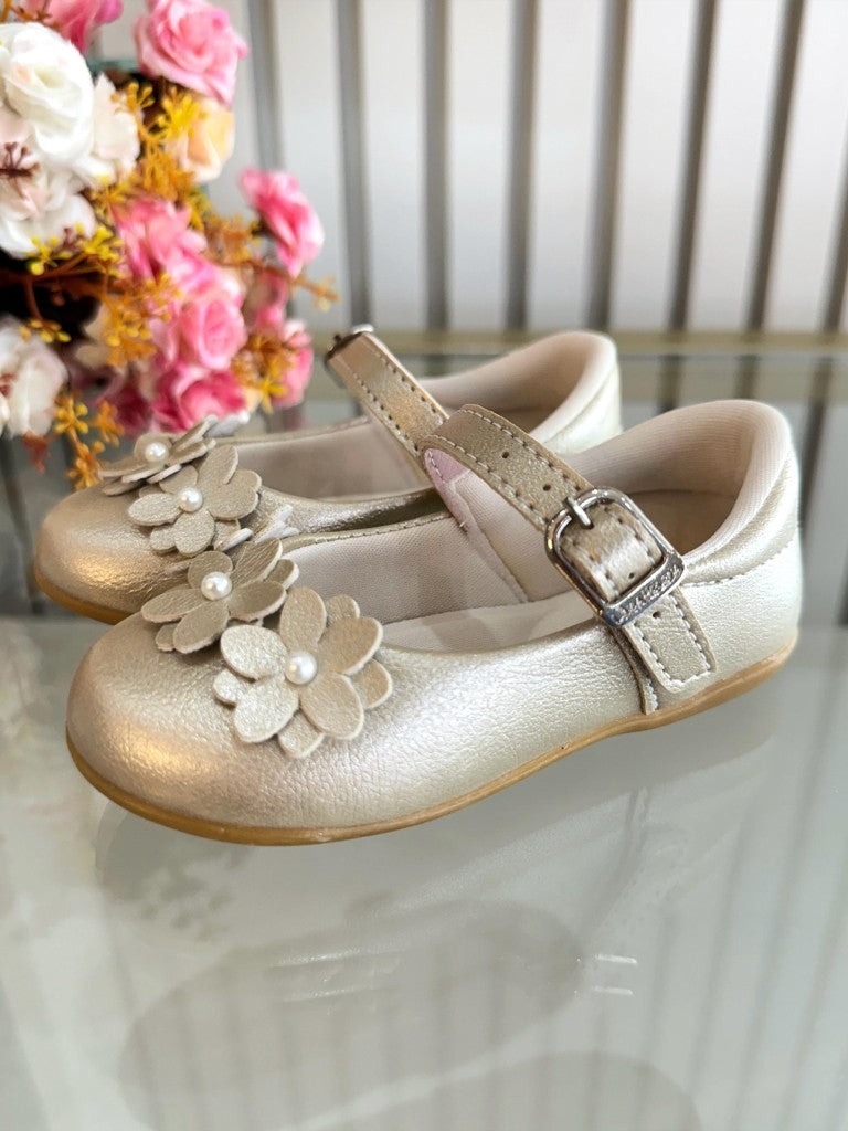 Sapatinho Dourado Verniz para Bebê com Aplique de Florzinhas para Festas