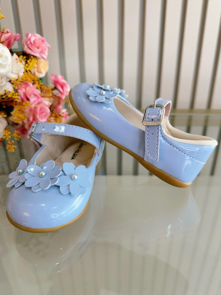 Sapatinho de Festa Azul Verniz com Aplique de Florzinhas