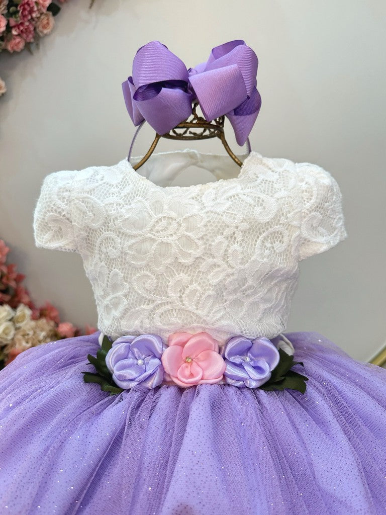 Vestido Infantil Off White com Saia Lilás e Detalhes em Renda e Broche