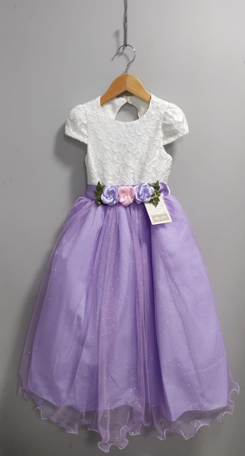 Vestido Infantil Off White com Saia Lilás e Detalhes em Renda e Broche