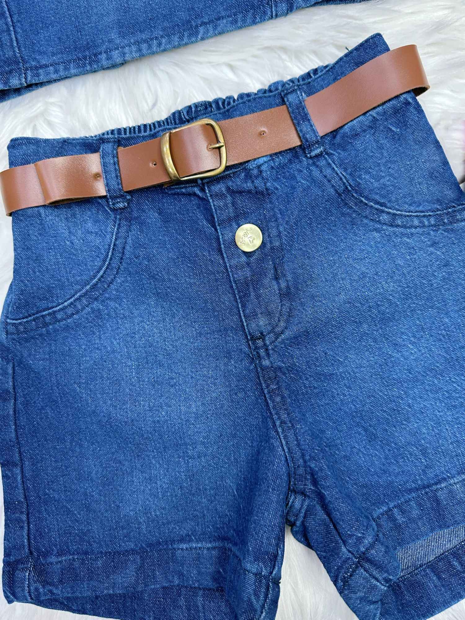 Conjunto Infantil Casual de Blusa e Short Jeans para Menina