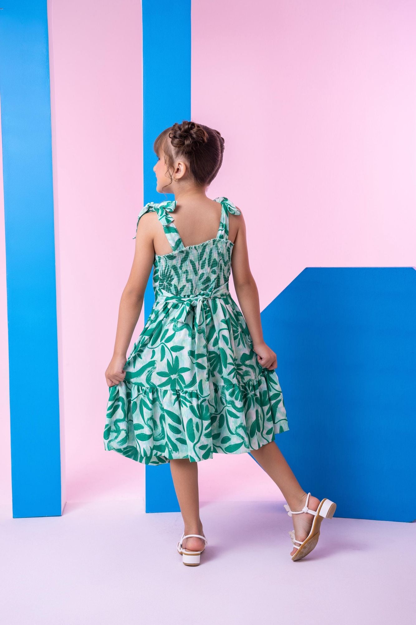 Vestido Verde de Poliéster com Gola Redonda e Alças Ajustáveis