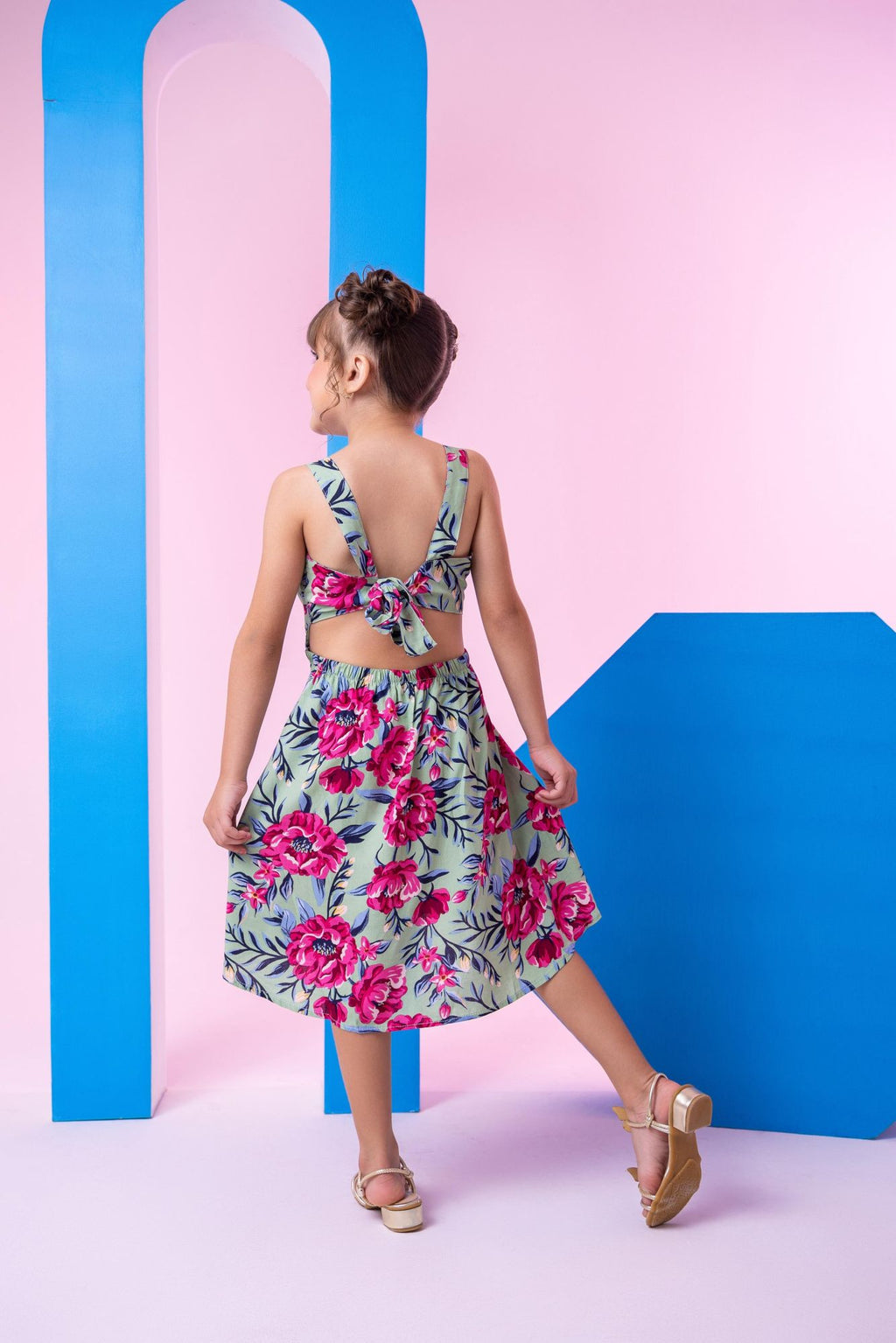 Vestido Verde de Viscose com Gola Redonda e Amarração nas Costas