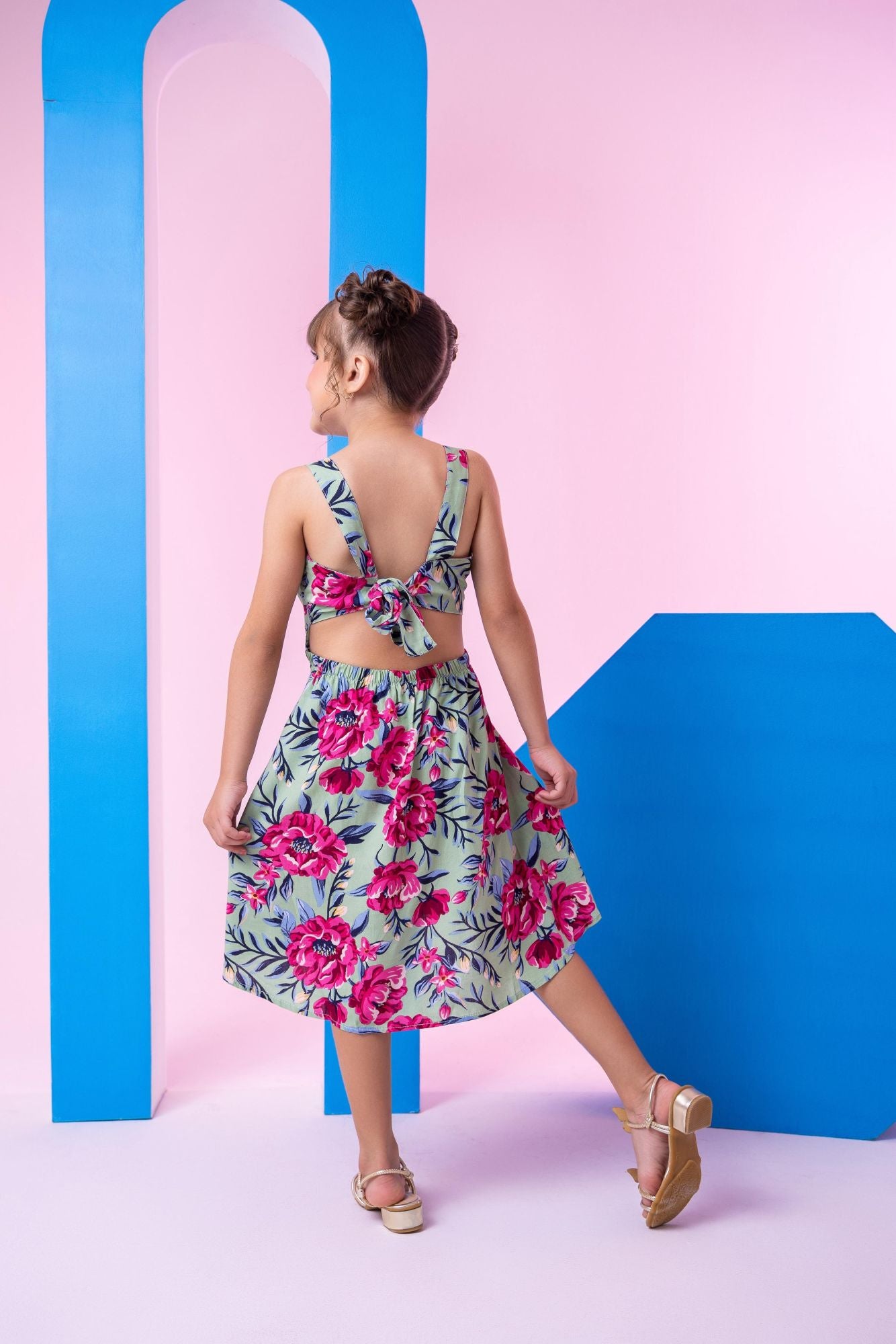 Vestido Verde de Viscose com Gola Redonda e Amarração nas Costas